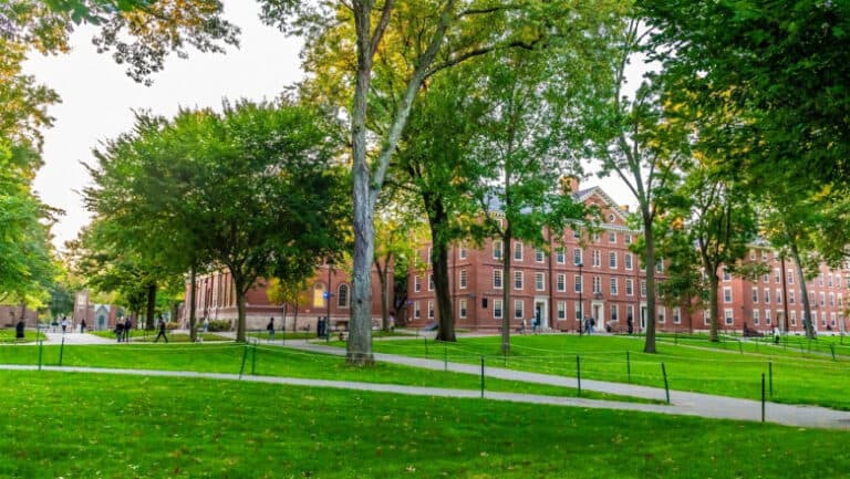 Decizia Administrației Trump de a solicita Harvard să furnizeze informații interne despre studenții internaționali.