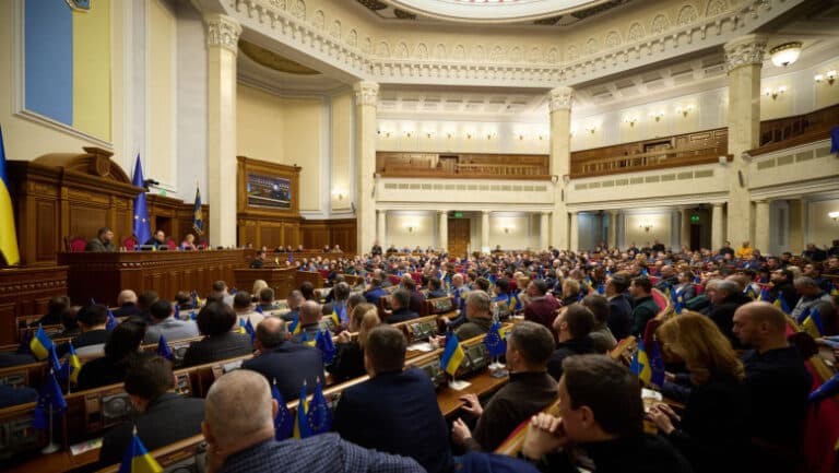 Parlamentul Ucrainei reînnoiește independența instituțiilor anticorupție, ca răspuns la protestele și apelurile UE