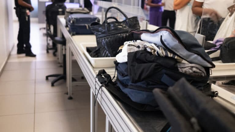 Pasagerii din aeroporturile americane vor păstra încălțămintea pe picioare la controalele de securitate, după două decenii de la introducerea acestei reguli.