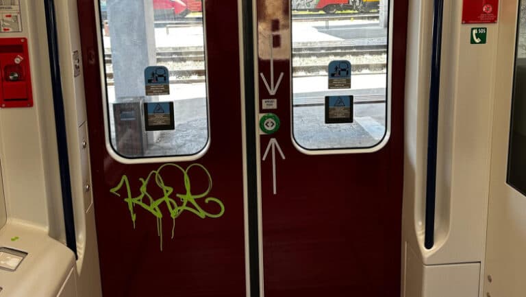 Primul tren electric nou din România, afectat de vandalism. Ministerul Transporturilor: „Confortul este influențat și de nivelul de civilizație.”