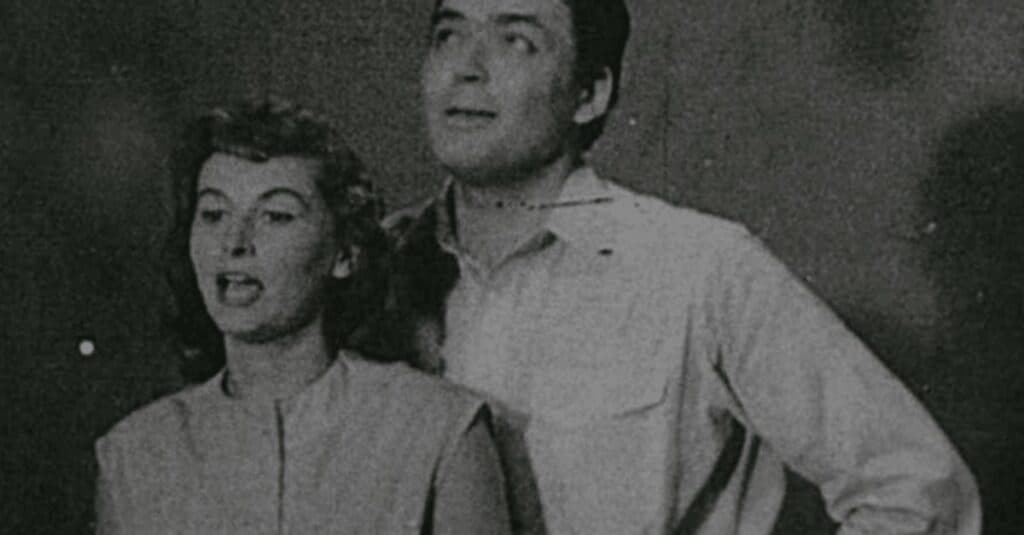 Îl cunoști pe acest actor? A purtat trei identități celebre, a învățat engleza la 75 de ani și a trăit o poveste de dragoste de 50 de ani.