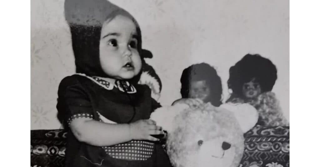 O mai cunoști pe fetița din poză? A depășit obstacolele fără mamă și a ajuns să fie una dintre cele mai iubite vedete TV.
