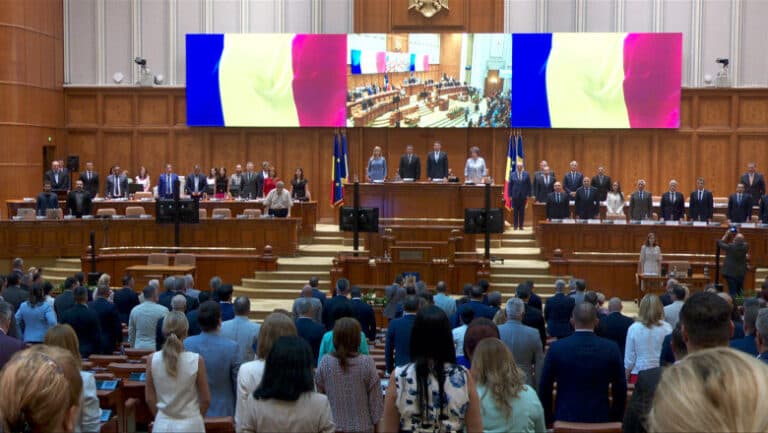 În Parlament, moțiunea împotriva Guvernului a fost percepută cu o doză de relaxare: „Ce faine sunt beculețele acelea.”