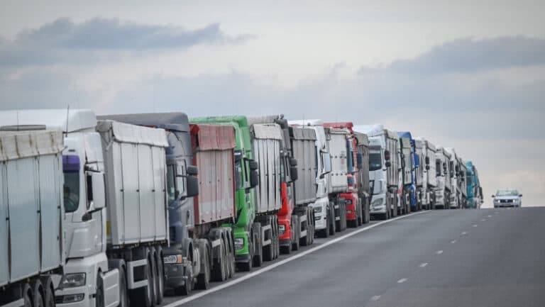 Restricții de circulație pentru camioanele grele în 15 județe din țară, din cauza valului de caniculă