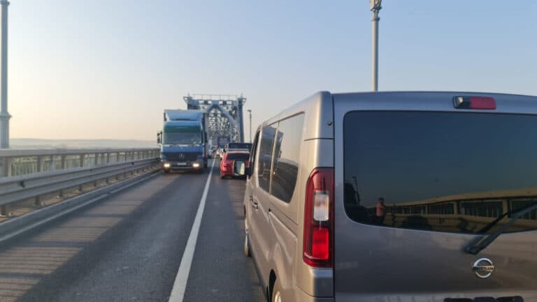 Circulația pe Podul Prieteniei este afectată de căldura extremă. Măsuri pentru a proteja drumul și a asigura siguranța participanților la trafic.