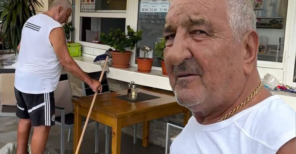 Rică Răducanu străbate căldura verii cu mătura în mână și servește la terasa din Neptun. Aproape de faliment: „Numai cei înstăriți mai oferă bacșiș!” Care este prețul ciorbei de pește?
