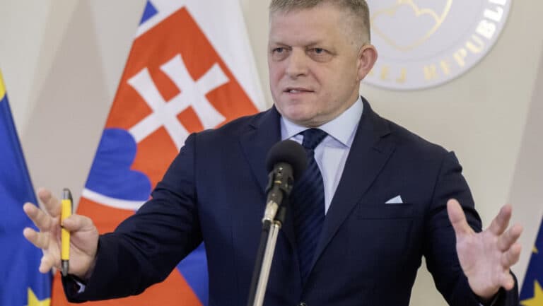 Robert Fico acuză Marea Britanie de finanțarea activiștilor pentru manipularea alegerilor din Slovacia în 2023. Răspunsul Londrei