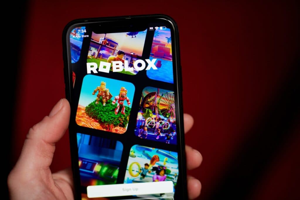 Roblox implementează măsuri noi de protecție pentru adolescenți, inclusiv tehnologie de estimare a vârstei.
