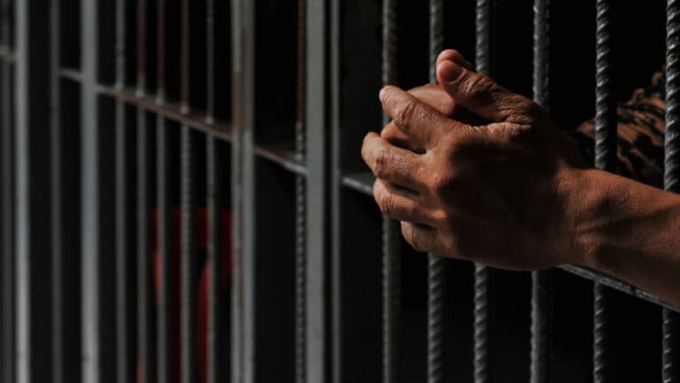 Român descoperit decedat în izolatorul unei închisori din Italia; anchetatorii suspectează un posibil omor.