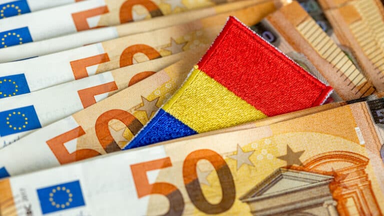 România atrage 4,7 miliarde de euro de pe piețele externe, însă costurile împrumutului rămân semnificative, deși sunt în declin.