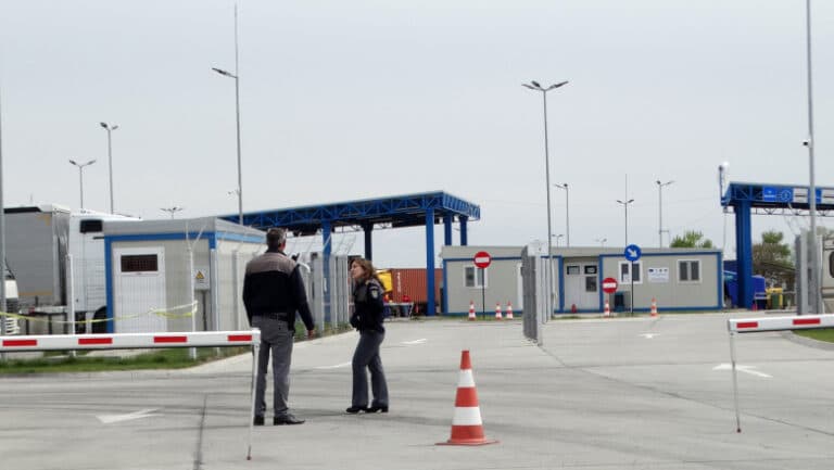 Românii sunt îndemnați să călătorească în Ucraina doar cu autoturismele personale. Ce motive stau în spatele acestei recomandări?