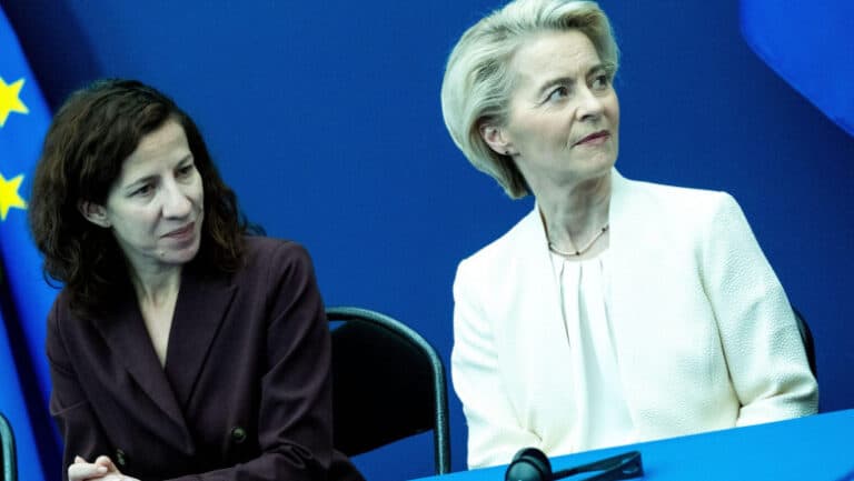 Roxana Mînzatu își exprimă dezacordul față de strategia bugetară propusă de Ursula von der Leyen, care face compromisuri pentru a preveni o rebeliune internă.