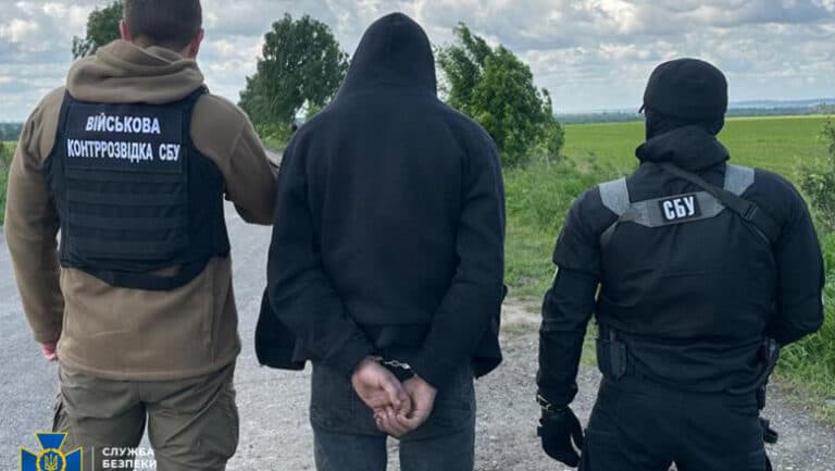 Rusia recrutează tineri ucraineni pentru acte teroriste, fără ca aceștia să fie conștienți, amintind de un incident similar din România.