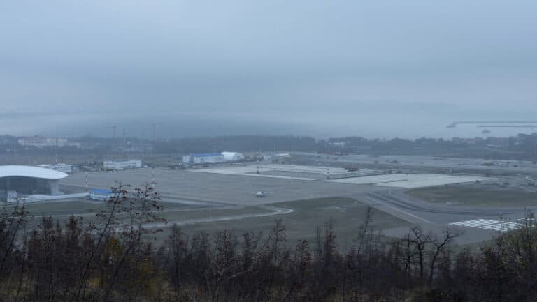 Rusia reia activitatea unui aeroport crucial de la Marea Neagră, închis după începutul conflictului din Ucraina.