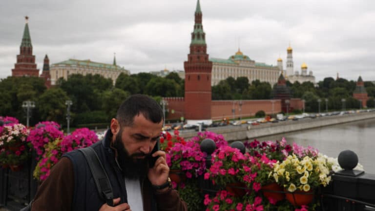 Rușii riscă amenzi pentru căutările online de conținut „extremist” – o lege controversată stârnește reacții la Kremlin.