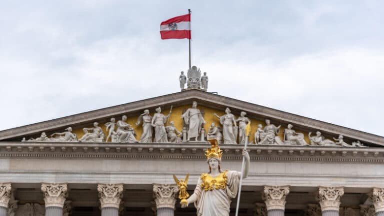 Criză diplomatică majoră în Austria: un ambasador de rang înalt renunță la funcție din cauza unui blog controversat despre sadomasochism