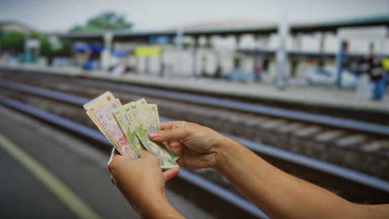 Biletele de tren devin mai costisitoare începând cu 1 august. Care va fi noua sumă pe care românii o vor achita după creșterea TVA-ului?