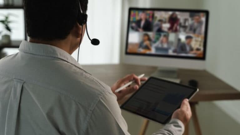 O ședință online a consiliului local german, perturbată de un film pentru adulți, a fost semnalată autorităților