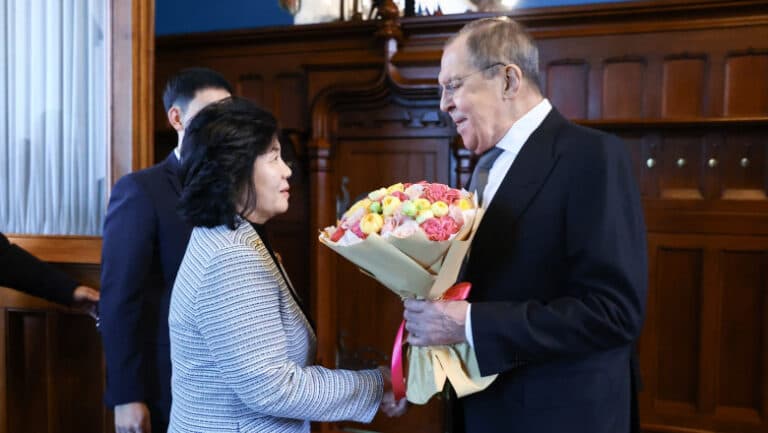 Serghei Lavrov a aterizat în Coreea de Nord pentru negocieri cu Choe Son-hui privind colaborarea militară dintre Moscova și Phenian.