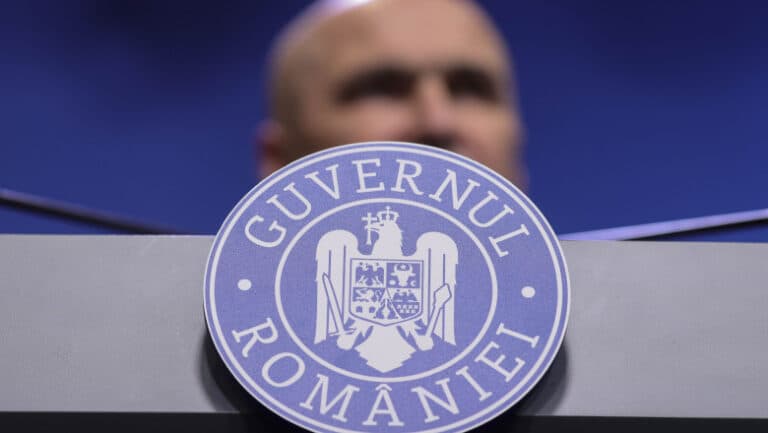 Protest de amploare al sindicaliștilor din Sănătate și Educație în fața Parlamentului, ca reacție la măsurile fiscale ale noului guvern.