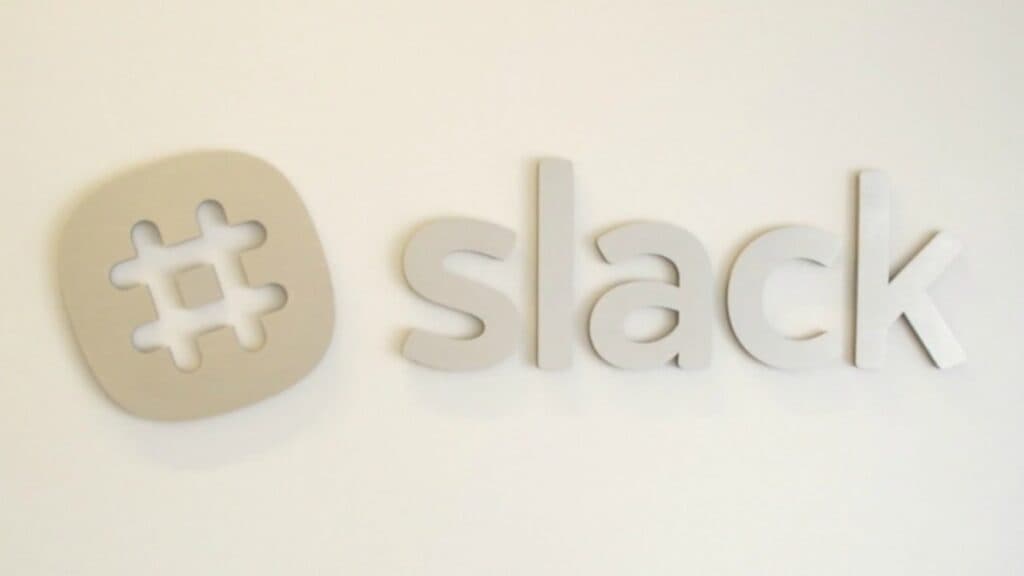 Slack îmbunătățește căutarea prin inteligență artificială, introducând transcrieri și sinteze pentru întâlniri.