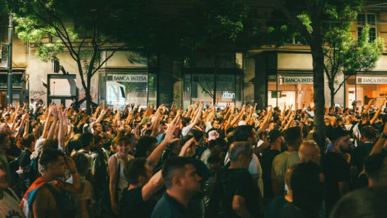 Studiu: Tinerii din Europa își diminuează credința în democrație, iar unul din cinci preferă un sistem autoritar.
