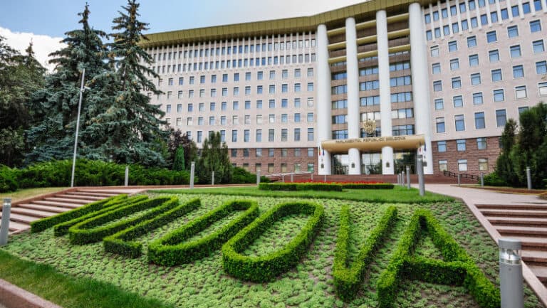 Spionii lui Putin avertizează: Republica Moldova ar putea fi atrasă în conflictul cu Rusia, în timp ce campania electorală începe la Chișinău.
