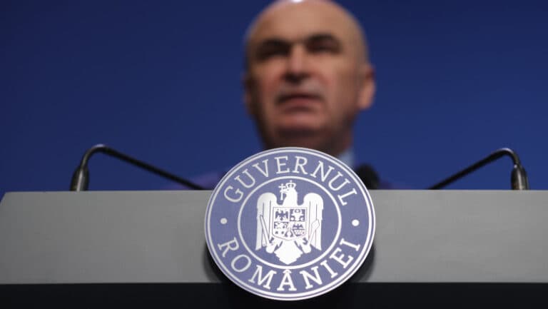 Standard & Poor’s păstrează evaluarea României, dar avertizează cu privire la o perspectivă sumbră, în contextul retragerii prim-ministrului Bolojan.