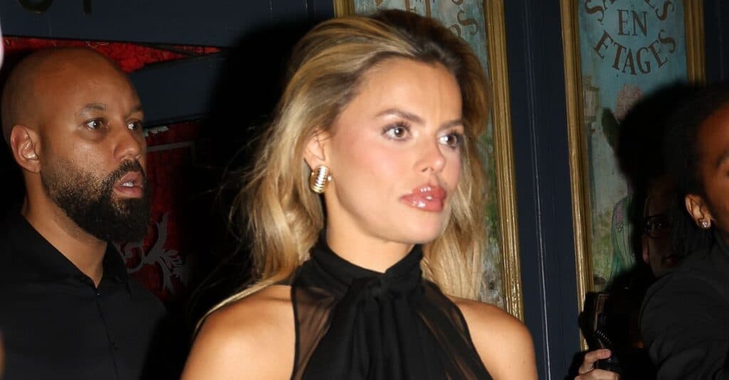 Brooks Nader, supermodelul care refuză sutienul! Plimbare captivantă pe străzile pariziene.