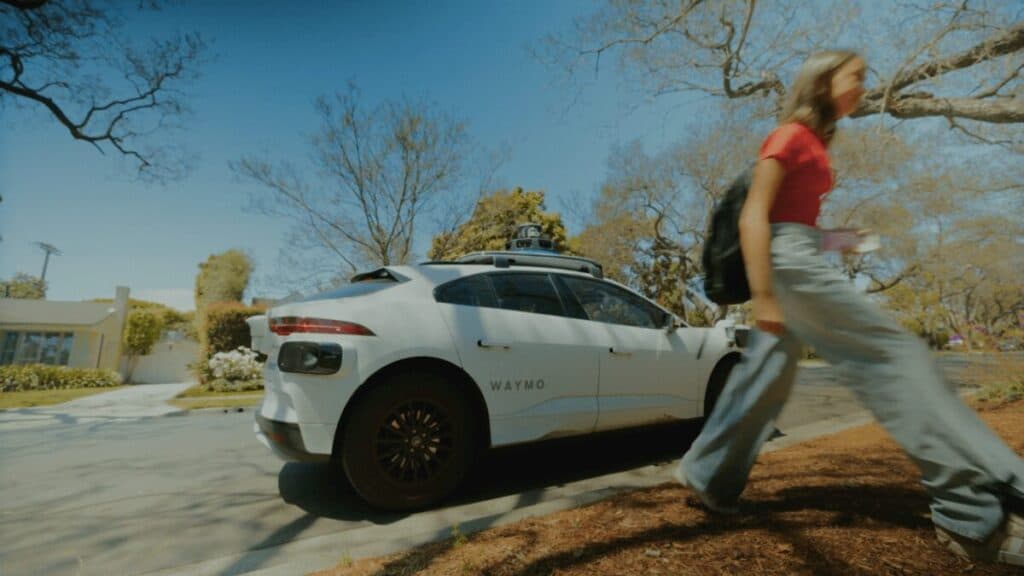 Adolescenții pot acum să comande un robotaxi Waymo în Phoenix.