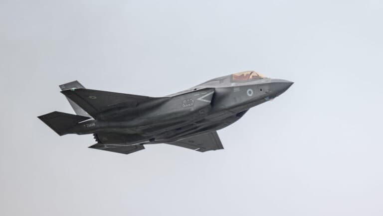 Tehnologia bine păzită a unui avion de vârf, în impas: un F-35 britanic rămâne captiv în India de peste o lună.