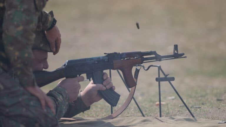 „Armata Română îmbrățișează inovația: De la Kalașnikov la echipamente moderne conforme cu standardele NATO.”