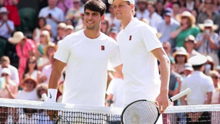 Jannik Sinner, tenismenul italian, triumfă la Wimbledon în fața spaniolului Carlos Alcaraz.
