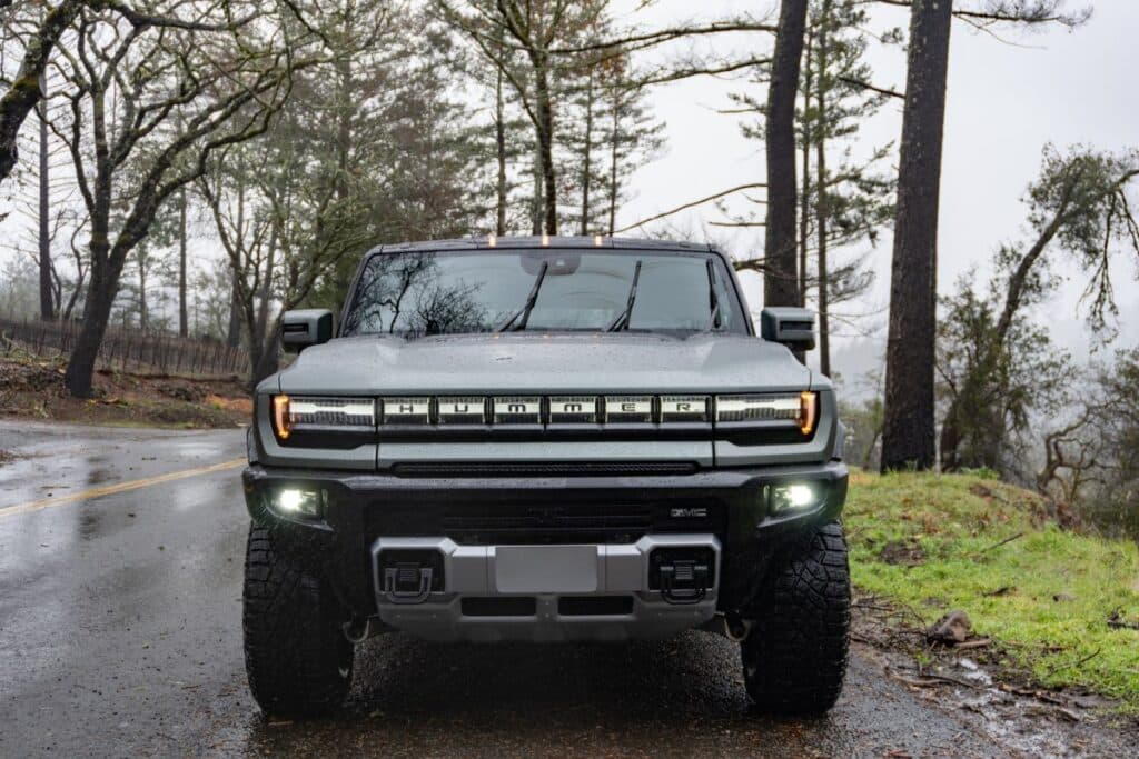 Hummerul electric își propulsează vânzările aproape de cele ale F-150 Lightning.