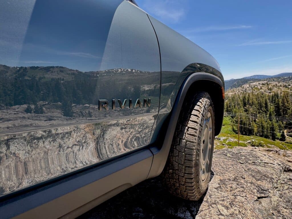 Inovațiile tehnologice din spatele camionetei și SUV-ului cu patru motoare de la Rivian din 2026 – și misterul manevrei pivotante.