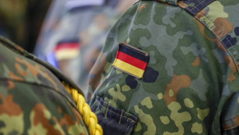 Tot mai mulți tineri germani contestă obligativitatea serviciului militar, conform unui sondaj recent.