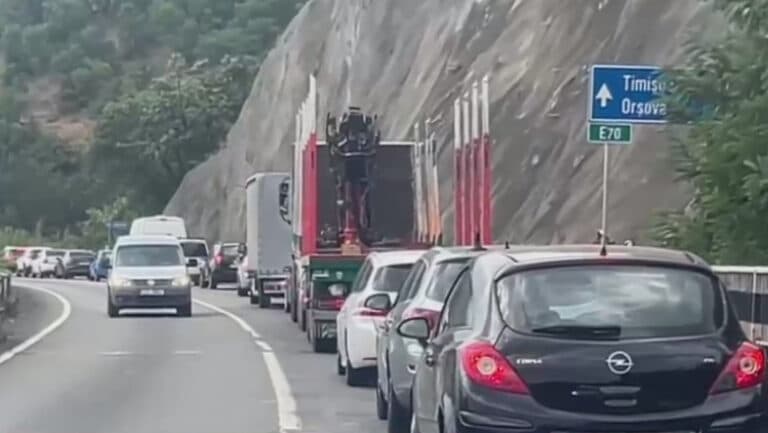 DN 6, în apropierea Orșovei, sub asediul flăcărilor: vegetația în flăcări provoacă blocaje severe, cu lemne și pietre căzute pe drum.