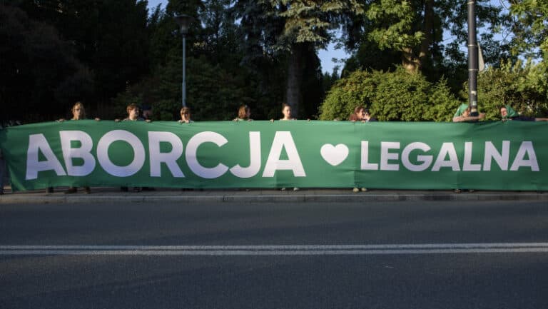 Trei medici din Polonia, încarcerați după decesul unei paciente care avea nevoie de avort.