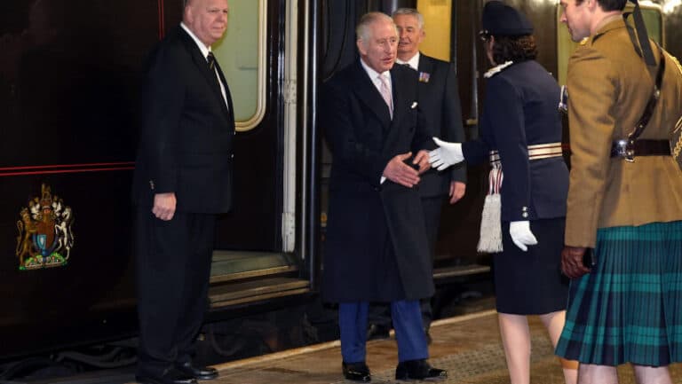 Trenul regal britanic a fost scos din circulație din cauza cheltuielilor ridicate. Regele Charles al III-lea va opta pentru elicopter.