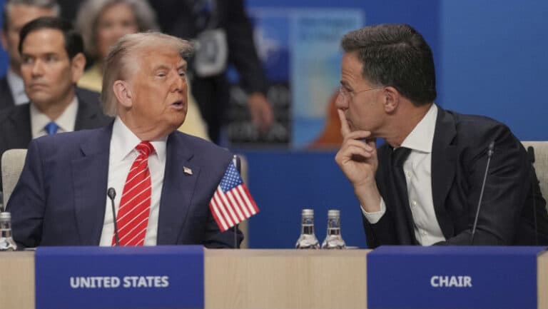 Trump dezvăluie acordul cu NATO pentru livrarea de arme americane în Ucraina și comentariile sale despre Putin.