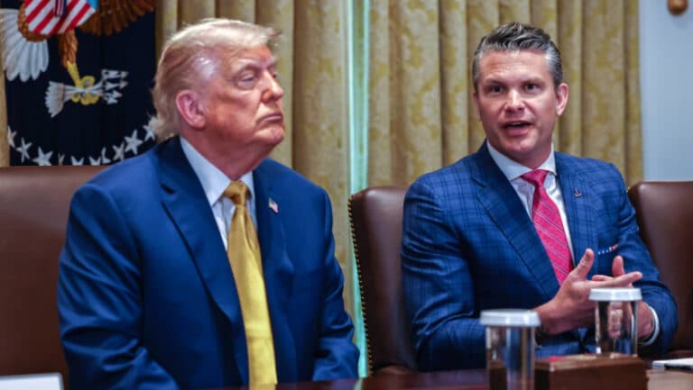 Trump îl denumește pe secretarul Apărării, Pete Hegseth, „liderul războiului”, deși acest titlu a fost abolit din 1947.