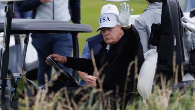 Trump își ajustează swing-ul pe terenul de golf înainte de întâlnirea cu Ursula von der Leyen: Ce subiecte vor fi pe masă?