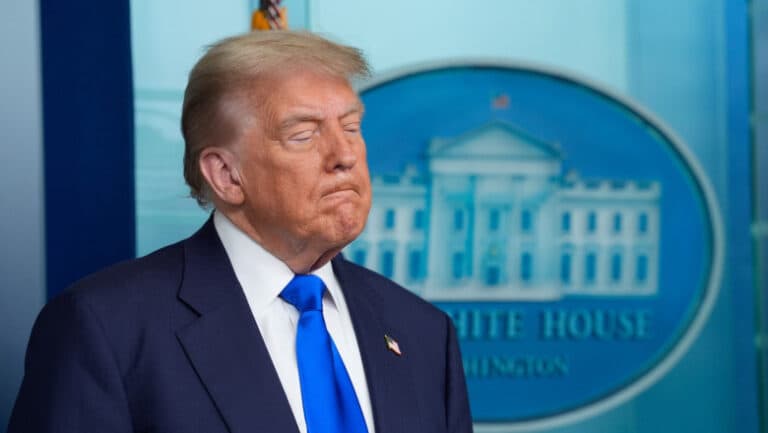 Trump adoptă o poziție de neutralitate: îi solicită lui Zelenski să evite atacurile asupra Moscovei și lui Putin să consimtă la un armistițiu. Rachetele Patriot se îndreaptă spre Kiev.