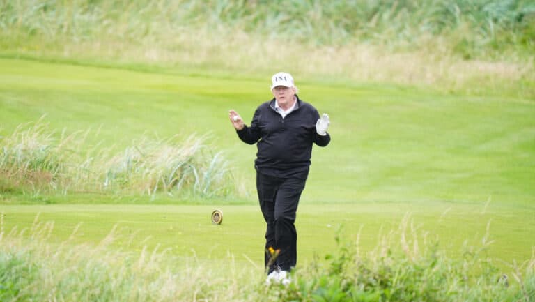 Trump critică turbinele eoliene pentru că îi afectează peisajul de pe terenul său de golf din Scoția: „Este o mare înșelătorie.”