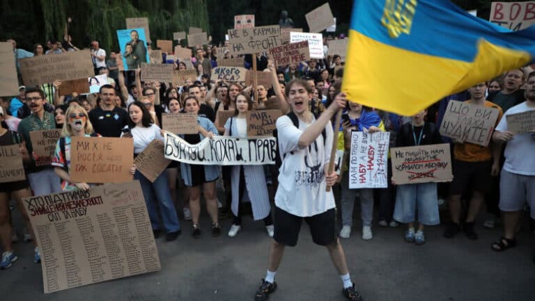Ucraina își reconsideră legislația privind lupta anticorupție în urma valului de proteste și a solicitărilor internaționale