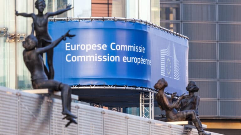 Uniunea Europeană lansează o ripostă împotriva tarifelor impuse de Donald Trump: strategii de negociere și măsuri de reacție coordonate.
