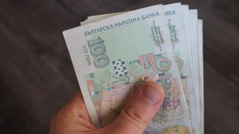 Bulgariei îi rămân doar câțiva pași până la aderarea la zona euro: UE a fixat rata de schimb pentru levă.