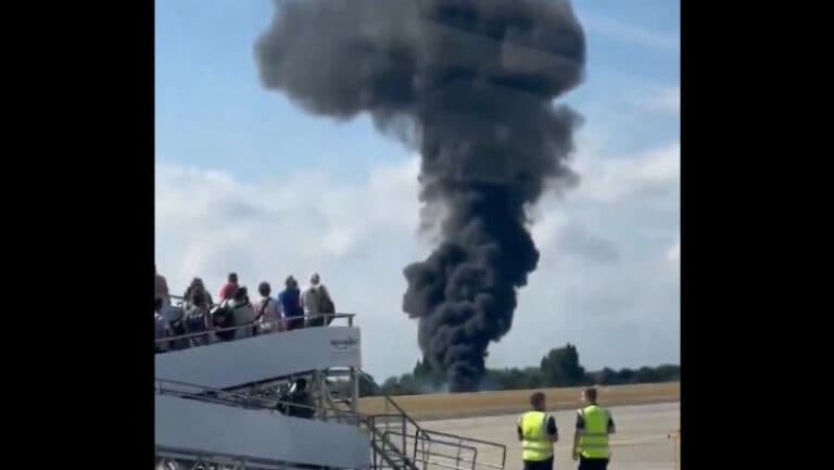 Incident aviatic: un avion ușor s-a prăbușit pe aeroportul Southend din Londra.