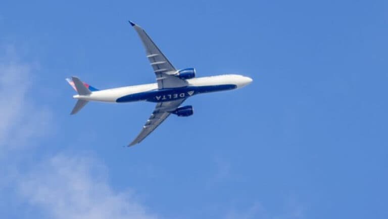 Un avion comercial a efectuat o manevră spectaculoasă pentru a preveni o coliziune cu un bombardier B-52. Ce a comunicat pilotul?