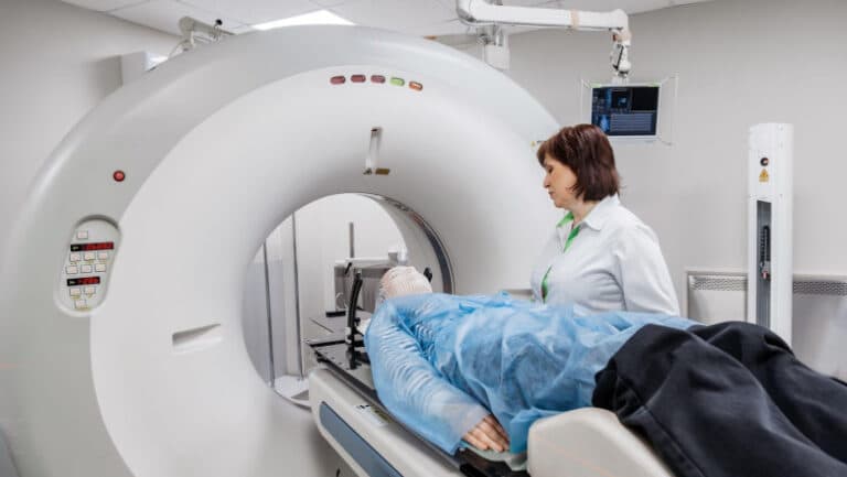Tragedie în clinică: Un bărbat își pierde viața din cauza unui lanț greu în timpul unei examinări RMN.
